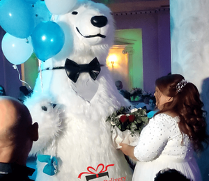 The White Polar Bear came to the wedding to deliver the gift to the bride and groom. Gift Delivery. Wedding gift. Polar bear surprise. White Polar Bear at the wedding.